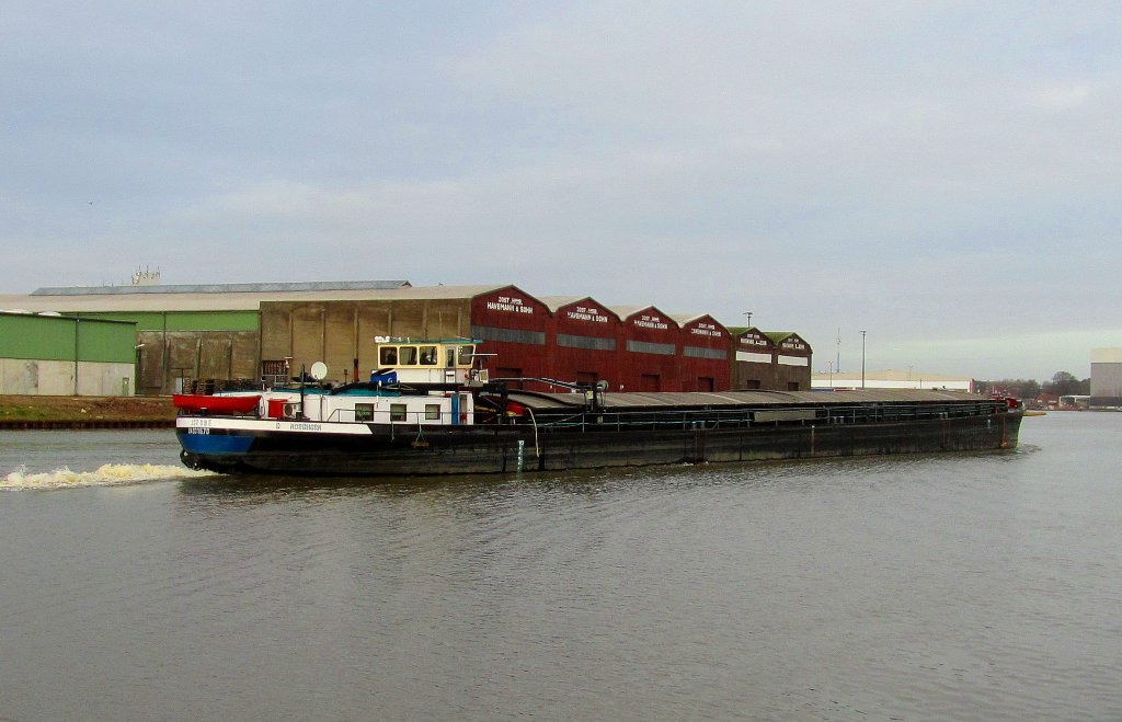 GMS JRUBE hat auf der Trave die Eric Warburg Brcke in Lbeck durchfahren und befindet sich jetzt im Konstinhafen... Aufgenommen am 10.1.2012 um 12:53 Uhr.