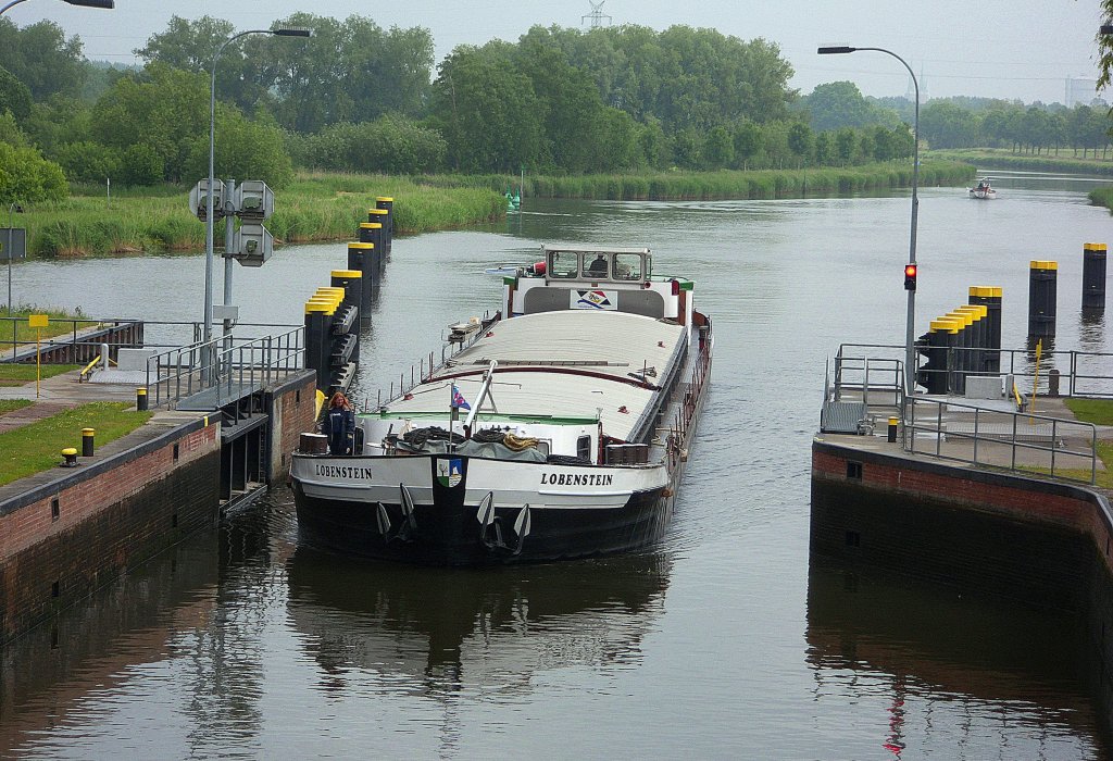 GMS LOBENSTEIN, ENI 04015540 luft in die Lbeck-Bssauer ELK-Schleuse ein...
Aufgenommen: 7.7.2012