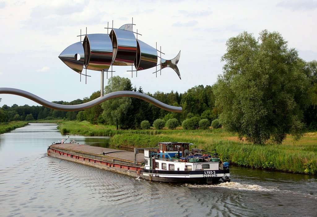 GMS LYKO3 ENI 02315220 hat die Kummesser Brcke mit Kurs Lbeck durchfahhren. Der Blech-Hering ist das Symbol der Stecknitzregion am ELK...   Aufgenommen: 1.7.2012