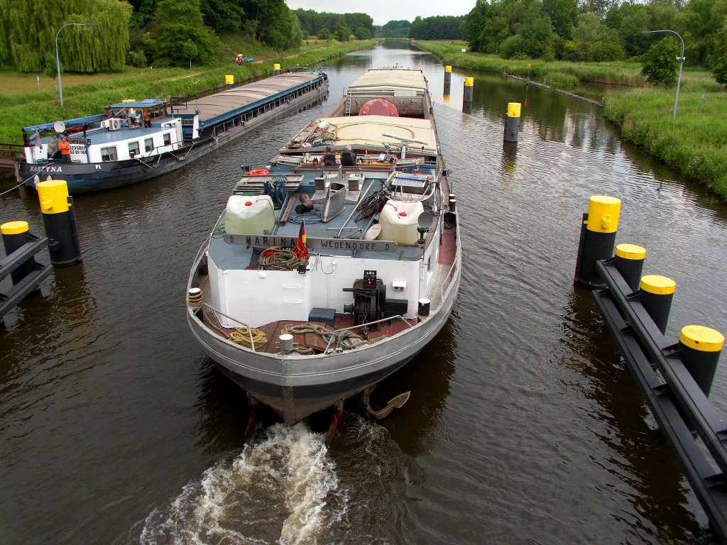 GMS MARINA ENI 04025850, kommt aus der Berkenthiner ELK-Schleuse mit komplett zerlegtem Fahrstand, um unter den ELK-Brcken hindurch zu kommen...
Aufgenommen: 11.6.2012