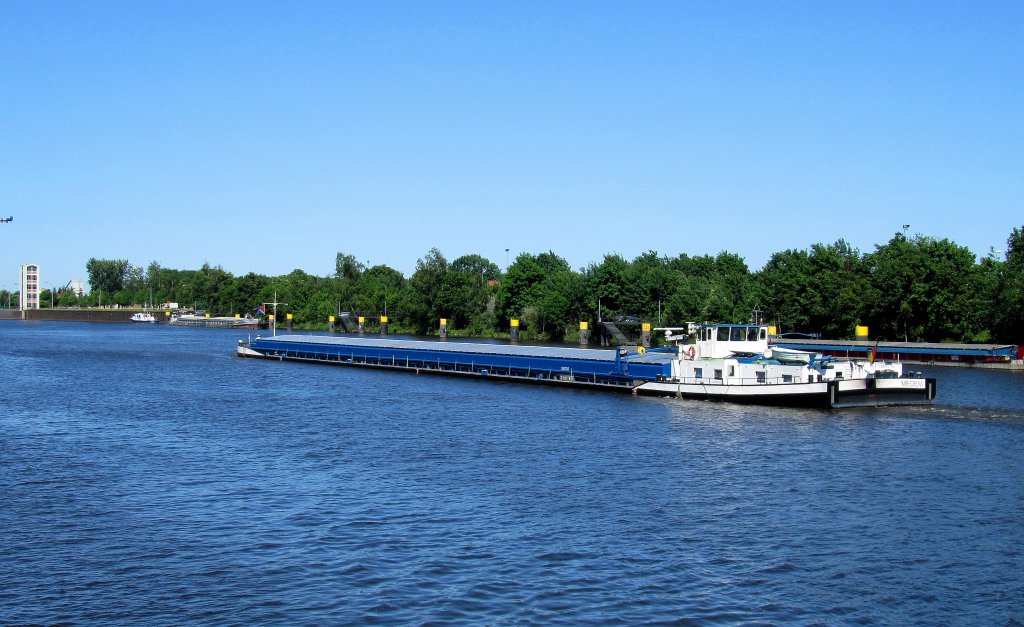 GMS MEDEM ENI 04601640, mit Kurs ELB-Schleuse Geesthacht vom Oberwasser einlaufend...  Aufgenommen: 24.5.2012