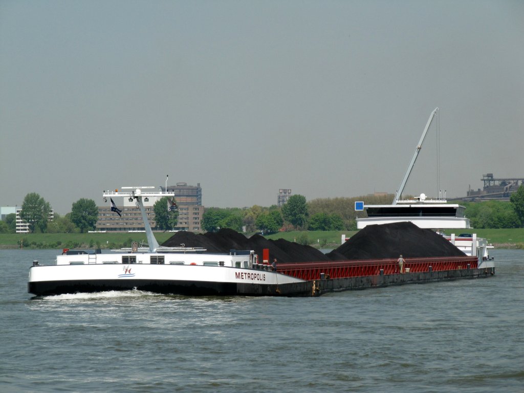 GMS Metropolis , 06105155 , 135 x 17,35 , am 06.05.2013 auf der Rhein-Bergfahrt kurz v.d. Duisburger Mhlenweide. Dort legte das GMS kurz an und schwenkte einen PKW an Land.