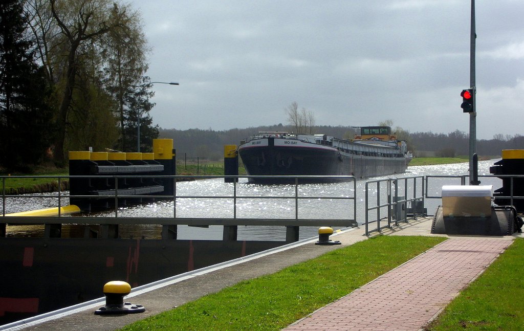 GMS MO-BAY ENI 047001340 aus Winsen liegt vor der ELK-Schleuse Krummesse auf Warteposition bis zur Aufhebung der Sperrung des ELK ... Aufgenommen: 30.03.2012