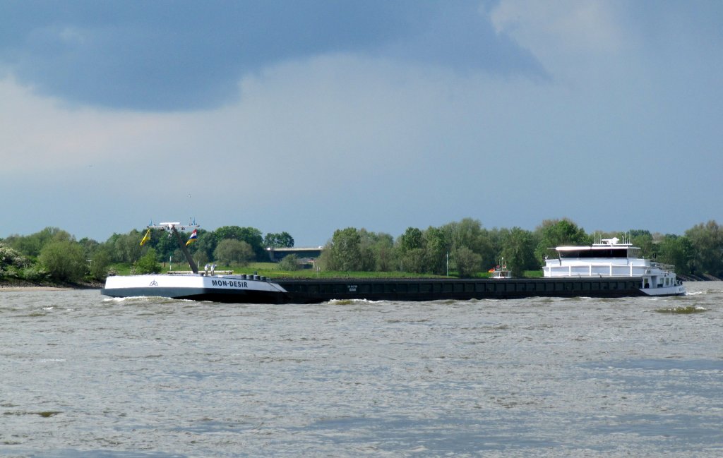 GMS Mon-Desir , 02329683 , 135 x 14,2 , am 15.05.2012 auf dem Rhein bei Rees zu Berg. 