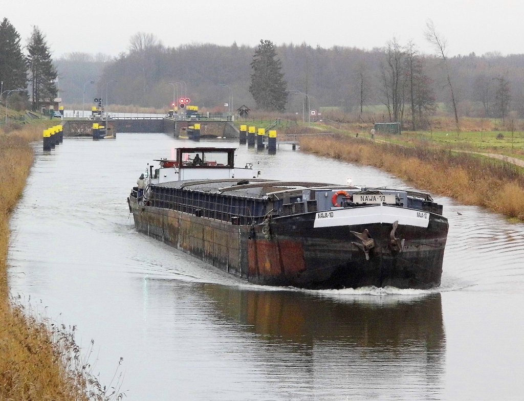 GMS NAWA 10 kommt aus der Krummesser ELK-Schleuse mit Kurs Lbeck...
Aufgenommen am 3.1.2013