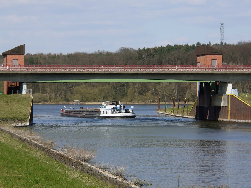 GMS ODIN, (04003900) ex EIFELSTOLZ, Baujahr 1964 verlsst am Hochwasser-Schutztor Artlenburg den ESK und luft weiter auf der Elbe mit Kurs Hamburg; 08.04.2012 
