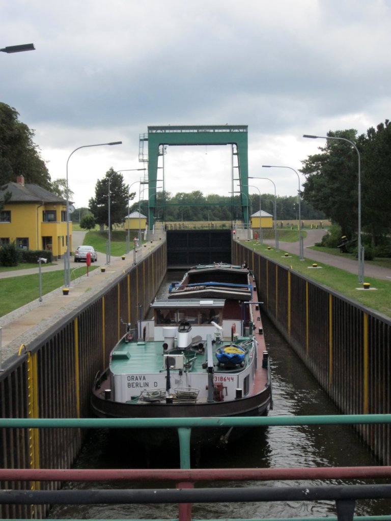 GMS Orava , 02318644 , 80 x 8,20 , ist am 26.08.2012 vom Elbe-Havel-Kanal kommend in die Schleuse Niegripp eingelaufen und wird zur Elbe zu Tal geschleust.