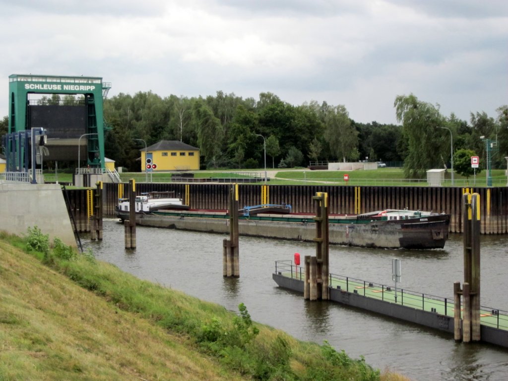 GMS Orava , 02318644 , hat am 26.08.2012 die Schleuse Niegripp verlassen und wird in wenigen Minuten die Elbe erreichen und dort zu Berg fahren.