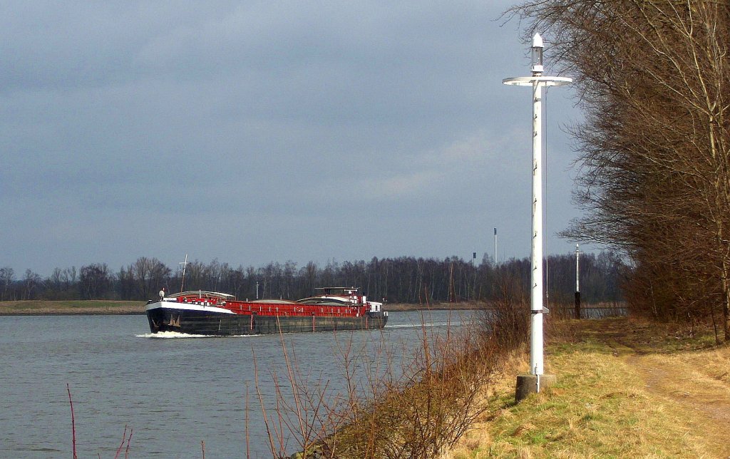 GMS PAULA ENI 4003840 kommt die Trave aufwrts mit Kurs Vorwerker Hafen...
Aufgenommen: 10.3.2012