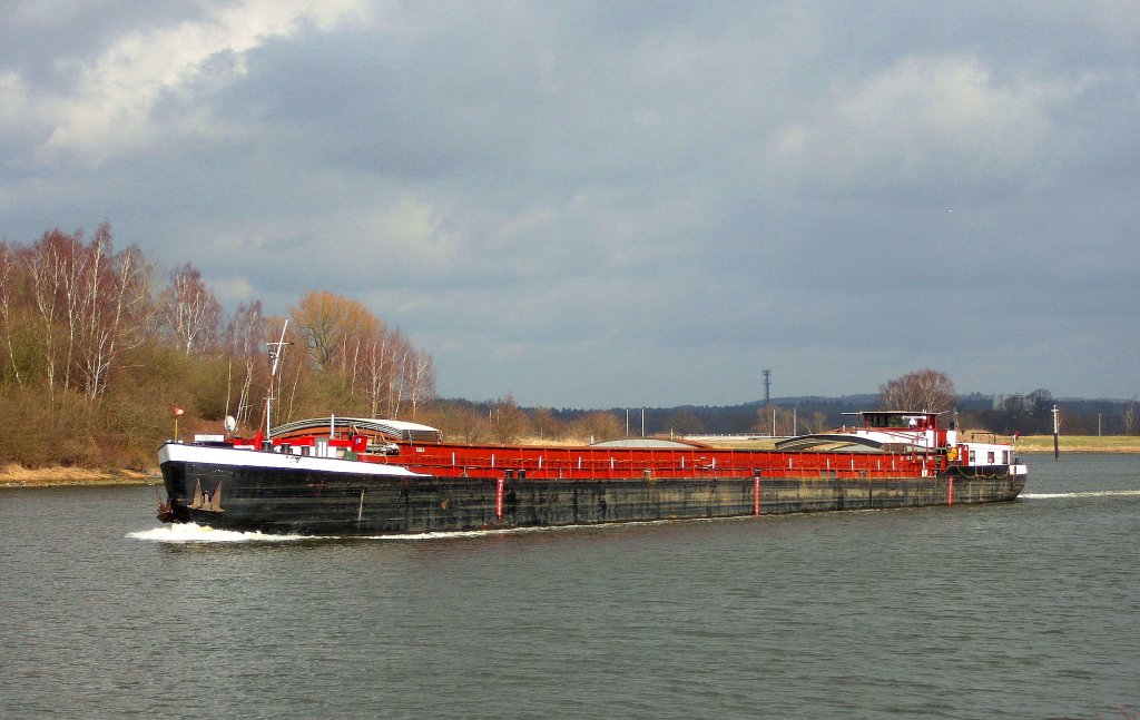 GMS PAULA ENI 4003840, luft mit 6,5 Kn. traveaufwrts durch den Teerhof-Durchstich in Lbeck... Aufgenommen: 10.3.2012