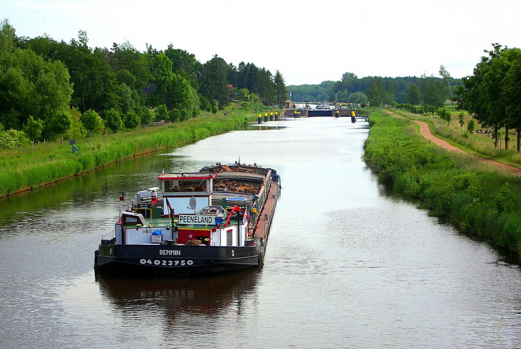 GMS PEENELAND 1, ENI 04023750, hat die Maschine gestoppt, weil die Lbeck-Krummesser ELK-Schleuse noch nicht zur Einfahrt bereit ist...
Aufgenommen: 12.6.2012