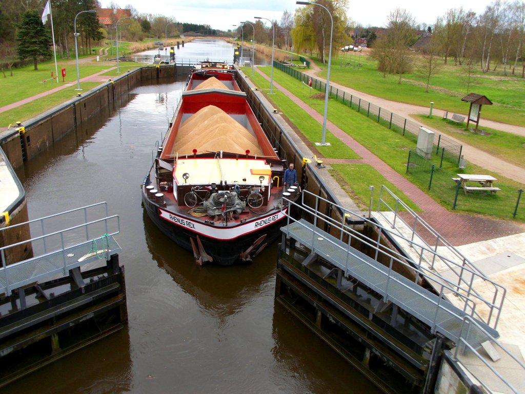 GMS RHENUS REX, ENI 04013450, ist in der Berkenthiner ELK-Schleuse abgesenkt und zur Weiterfahrt bereit... Aufgenommen: 13.4.2012