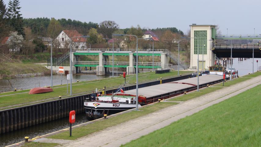 GMS Rolf aus Elsfleth in Schleuse Hohensaaten - 23.04.2013 gegen 15:00 Uhr