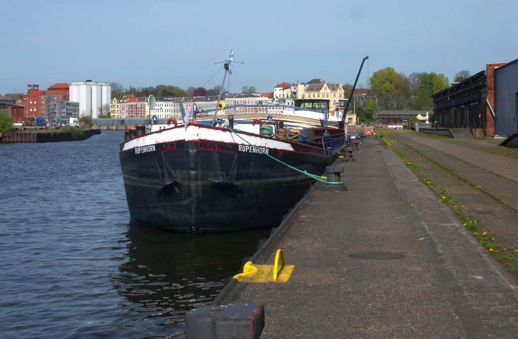 GMS RUPENHORN ENI 04014470, MMSI: 211507220, 80m x 8m, Rufzeichen DB4556, hat hier im Lbecker Wallhafen vorbergehend festgemacht... Aufgenommen: 30.4.2012