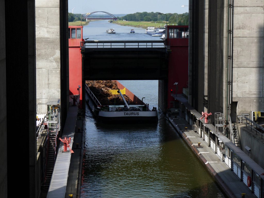 GMS TAURUS, Hamburg (ENI 02323446) bei Einfahrt in das Schiffshebewerk Scharnebeck; 25.08.2011
