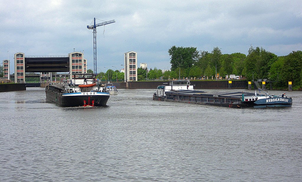 GMS Vera ENI 04029000, luft vom Oberwasser in die Geesthachter Elb-Schleuse und das GMS NEBOKADNEZAR ENI 04403610 aus Minden, kommt aus der Schleusenkammer elbaufwrts...