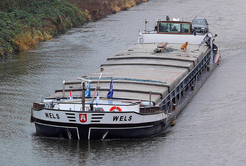 GMS WELS ENI 02313771 schwer mit Kraftwerkssand beladen, mit 3,8 Kn im ELK,
bei Km 27,7. Blick von der Mllner Brcke. Aufgenommen: 7.1.2013