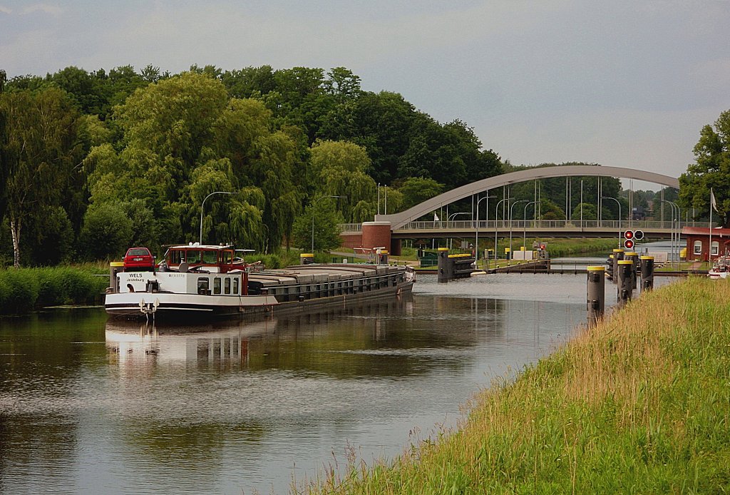 GMS WELS ENI 02313778, Rufzeichen DK6524, hat am Dalben der Berkenthiner ELK-Schleuse festgemacht um hier zu bernachten... Aufgenommen: 17.6.2012