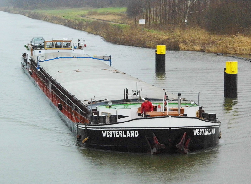 GMS Westerland, ENI 04601070,  MMSI 211365300, hat am Lbeck-Kronsforder Silo Getreide geladen und fhrt hier in die Berkenthiner ELK-Schleuse ein...
Aufgenommen: 04.01.2013