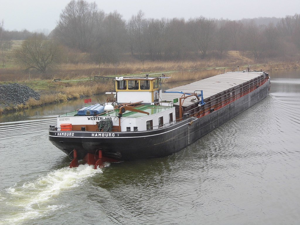 GMS Westerland kommt als 1. Binnenschiff im Jahr 2013 durch den ELK nach Lübeck-Krummesse zum Rautenberg-Silo... Aufgenommen am 03.01.2013