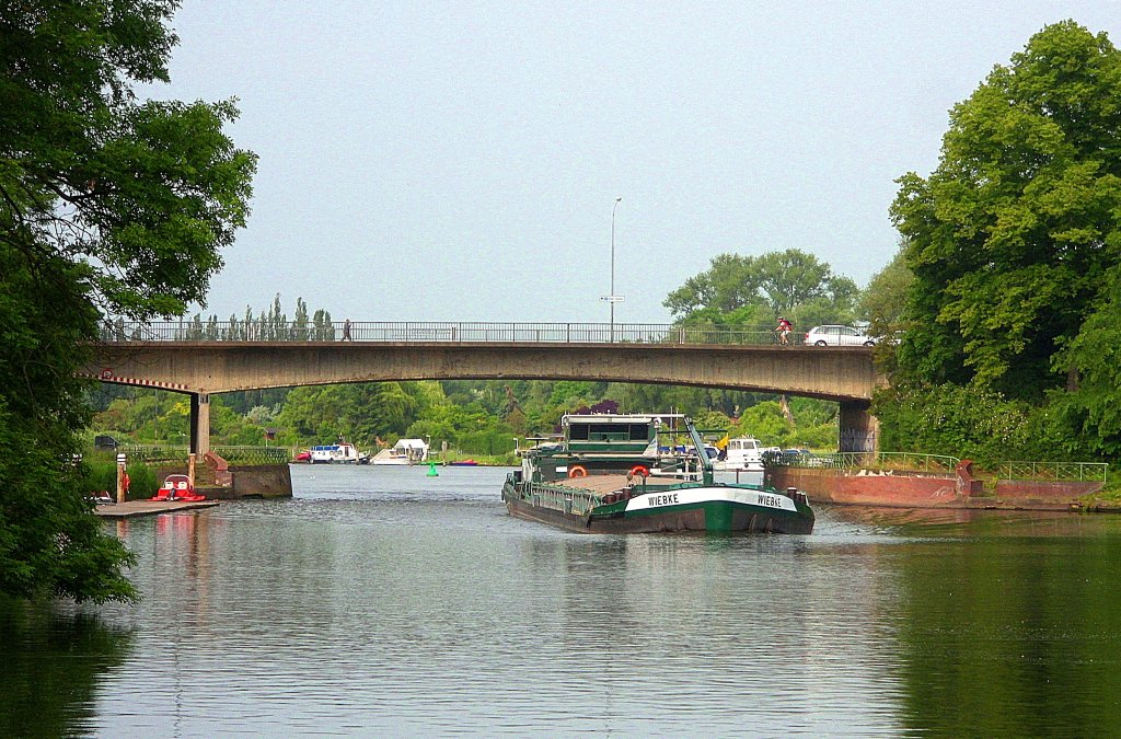 GMS WIEBKE, ENI 04030990, hat gerade auf der Kanaltrave die Lbecker Possehl-Brcke durchfahren mit Kurs Lbeck-Schlutup...  Aufgenommen: 15.6.2012