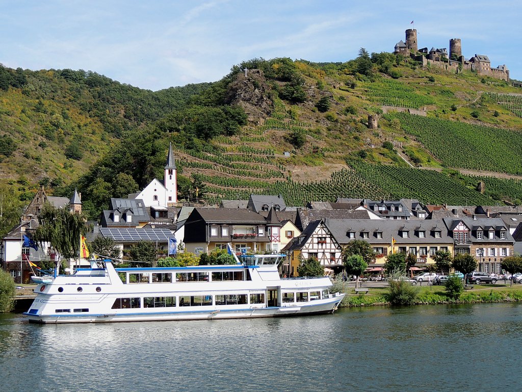 GOLDSTCK(04306520; L=35; B=7,5mtr; 2x330PS; max.300 Personen) wartet in Alken, unterhalb der Burg Thurant auf Fahrgste zur nchsten Moselrundfahrt; 120829