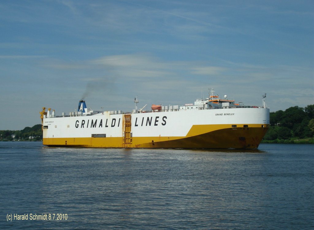 GRAND BENELUX   IMO 9227900 am 8.7.2010 einlaufend Hamburg vor dem Bubendeyufer
RoRo, Autotransporter / 08/2001 / Italien / 37.200 GT / La. 176,6m, B 31,1m, Tg. 7,9m / 21 kn,  / 4..300 Fahrzeuge
