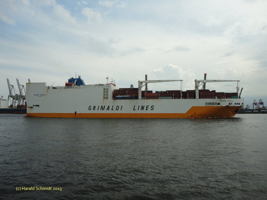 GRANDE FRANCIA  (IMO 9246592) am 24.7.2013, Hamburg auslaufend, Elbe Hhe Neumhlen /
RoRo-Schiff / BRZ 56.738 / La 214 m, B 32,2 m, Tg 9,9 m / 1 Diesel SUL 8TRA 62U, 18.200 kW, 19 kn /700 TEU / 2002 bei  Fincantieri Castellammare Di Stabia, Italien / Eigner: Inarme - Napoli, Italien, Management: Grimaldi Group - Napoli, Italien / Flagge: Italien, Heimathafen: Palermo /
