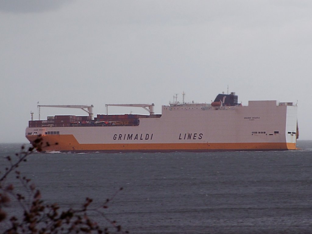 Grande-Nigeria;IMO-9246580,L=214;B=32mtr. passiert die letzten Gewchse seitlich der Elbe bei Cuxhaven bevor es in die Nordsee sticht;090828