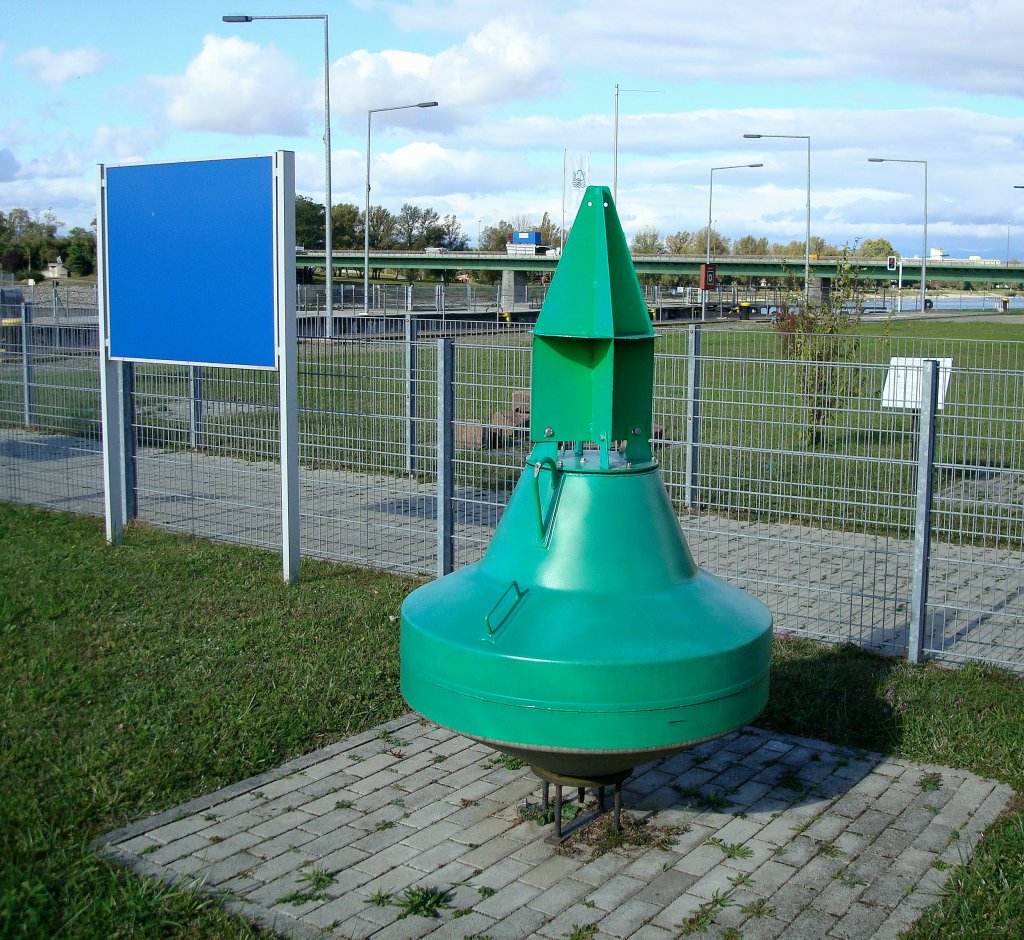 grne Boje fr die Binnenschiffahrt, gesehen in Breisach am Rhein, Okt.2008