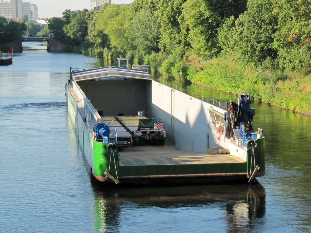 GSL  URSUS  der Berliner Behala wird am 19.07.2013 auf dem Charlottenburger Verbindungskanal zur RoRo-Rampe verbracht.