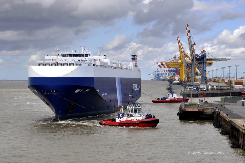  Guardian Leader  am 24.06.2011 mit den beiden Kotug Schleppern RT  Stephanie  und RT  Innovation  beim einschleusen in Bremerhaven.(Nord-Schleuse).
L: 200m / B: 32m / Tg: 8m / 17 kn / IMO 9388716 / Flagge: Bahamas / Aufnahme von Bord des Kreuzfahrschiffes MS  Astor 