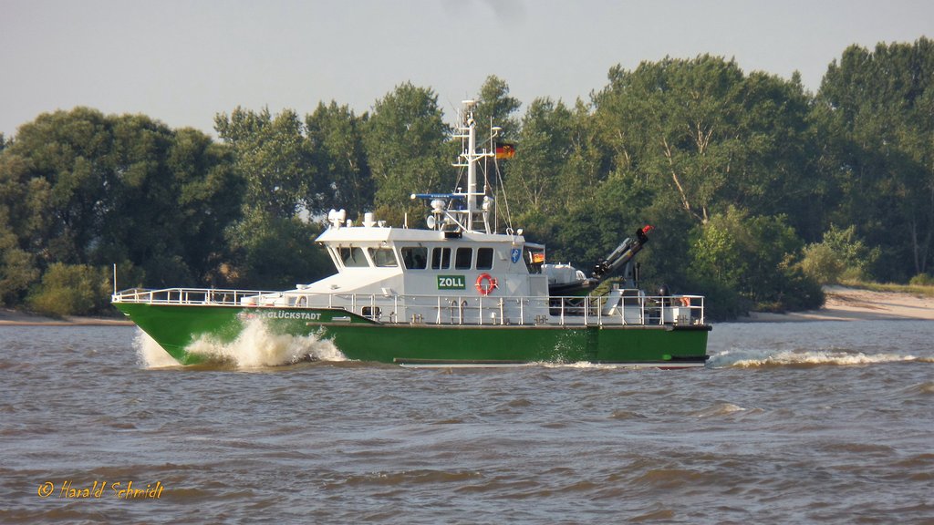 GÜCKSTADT am 15.8.2017, Hamburg, Elbe Höhe Wittenbergen /

Zollboot / Lüa 23,62 m, B 5,6 m, Tg 1,65 m / 2 Diesel, ges. 1566 kW (2130 PS), 22 kn / gebaut 2011 Finnland bei Uusikaupunkie Shipyard, / Eigner: Oberfinanzdirektor Hamburg / Bundesrepublik Deutschland Heimathafen: Glückstadt / Heimathafen: Glückstadt / Einsatzgebiet ist die Unterelbe zwischen Hamburg und Cuxhaven.
