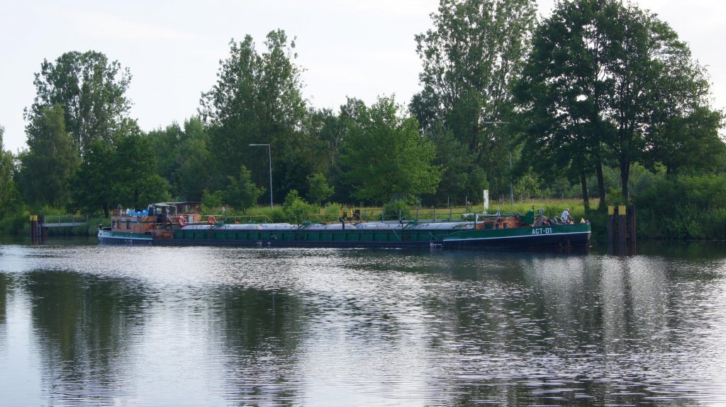 Gtermotorschiff AGT - 01 am 06.07.13 gegen 8:00 Uhr im Oder Havel Kanal vor der Schleuse Lehnitz in Warteposition

Schiffsdaten

Name: AGT 1
Ex-Name: BM-5160, BM-5412
registriert in: Szczecin
Nationalitt:
Europa-Nr.: 8351038
MMSI-Nr.: 261182488
Rufzeichen: SR2488

Lnge: 56,58 m
Breite: 7,58 m
Tiefgang: 1,71 m
Tonnage: 462 t

Maschinenleistung: 2x 165 PS
Maschinen-Hersteller: 2x PZM Puck

Baujahr: 1967
Erbaut in:
Bauwerft: Plocka Stocznia Rzeczna, Plock
