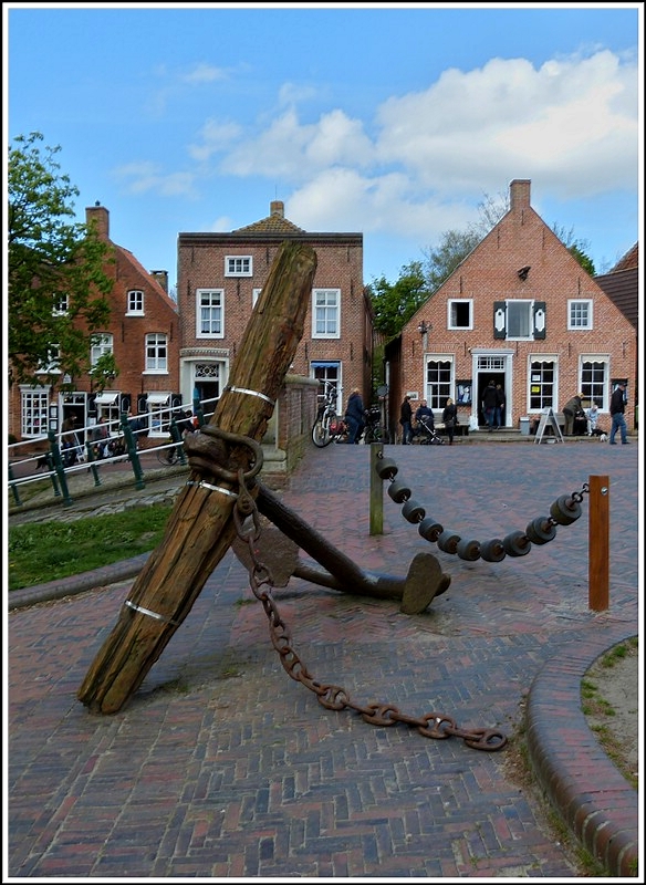 Gut erhaltener alter Anker gesehen in Greetsiel am 06.05.2012.