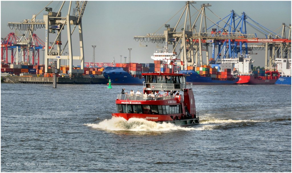 HADAG Hafenfhre  Reeperbahn  am 6.06.2010 im Hamburger Hafen.Typ 2000 (Bgeleisen) L:29,84m / B:8,13m / Tg.:1,70m / 2 Diesel mit je 331 kw / 1 Querstrahlruder mit 50 kw / 12 kn / Baujahr 1999
 