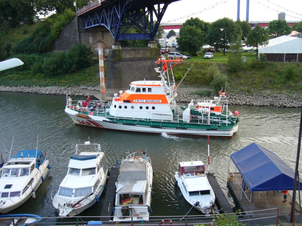 Hafen Duisburg, hier das Eisenbahnbassin am Ruhrorter Yachtclub.
Der abgebildete Rettungskreuzer ist nicht mehr im Dienst, sondern dient als Arbeitsschiff.