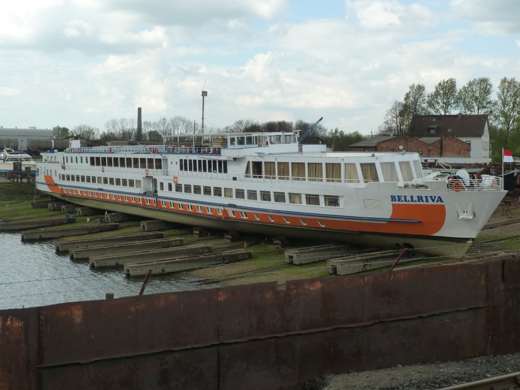 Hafen Duisburg, Kreuzfahrtschiff Bellriva nach Grundberhrung auf der Meidericher Schiffswerft, 21.05.2012