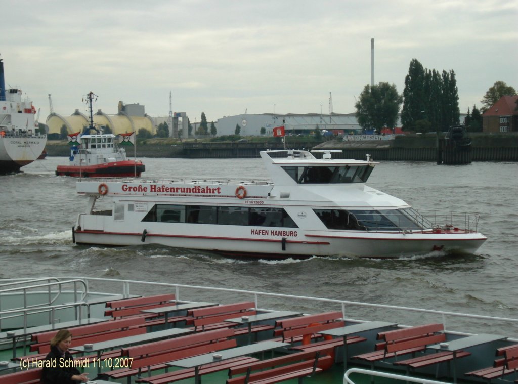 HAFEN HAMBURG am 11.10.2007 auf der Elbe vor den Landungsbrcken /
Barkassen-Meyer, Hamburg / Indienstst. 2007 /
Oberdeck bis 100 Personen, Innenraum bis 100 Personen, bei Fahrten mit Buffet- und Tanzflche knnen bis zu 65 Personen mitfahren