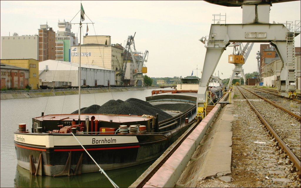 Hafen Hildesheim am Ende des Stichkanals zur Schleuse Bolzum am Mittellandkanals bei Lehrte. MS Bornholm: Juni 2006