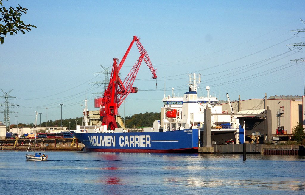 Hafen Lbeck, Lehmannkai 2 Herrenwyk, hier liegt die  BIRKA TRANSPORTER  von den Aland-Inseln (FIN). Das RO-RO Schiff kommt im Liniendienst wchentlich nach Lbeck... Aufgenommen: 14.10.2011