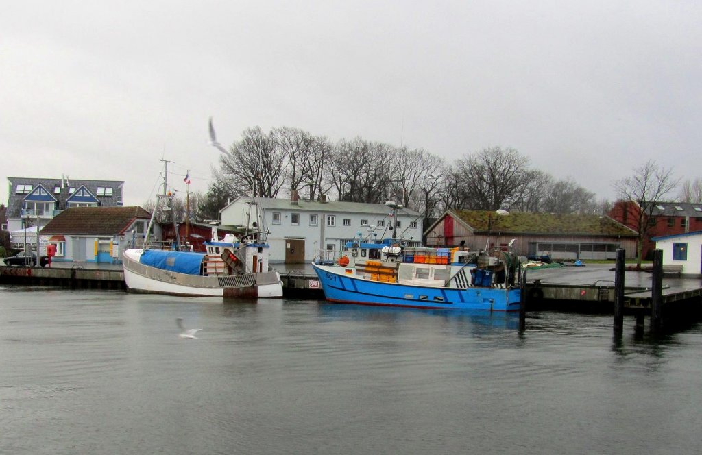 Hafen Niendorf an der Ostsee,Zwei Fischkutter liegen im Hafen.
Aufgenommen: 13.12.2011