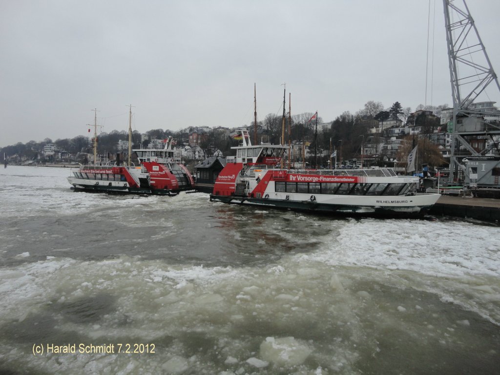 HAFENCITY (ENI 051 16730) und WILHELMSBURG (ENI 048 06970) am 7.2.2012, Hamburg, bei Eisgang auf der Elbe am Anleger Neumhlen