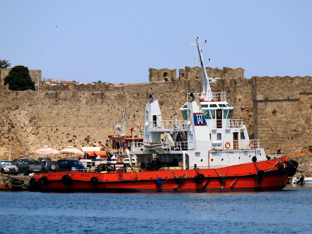 Hafenschlepper am 14.06.2012 im Hafen von Rhodos (Gr).