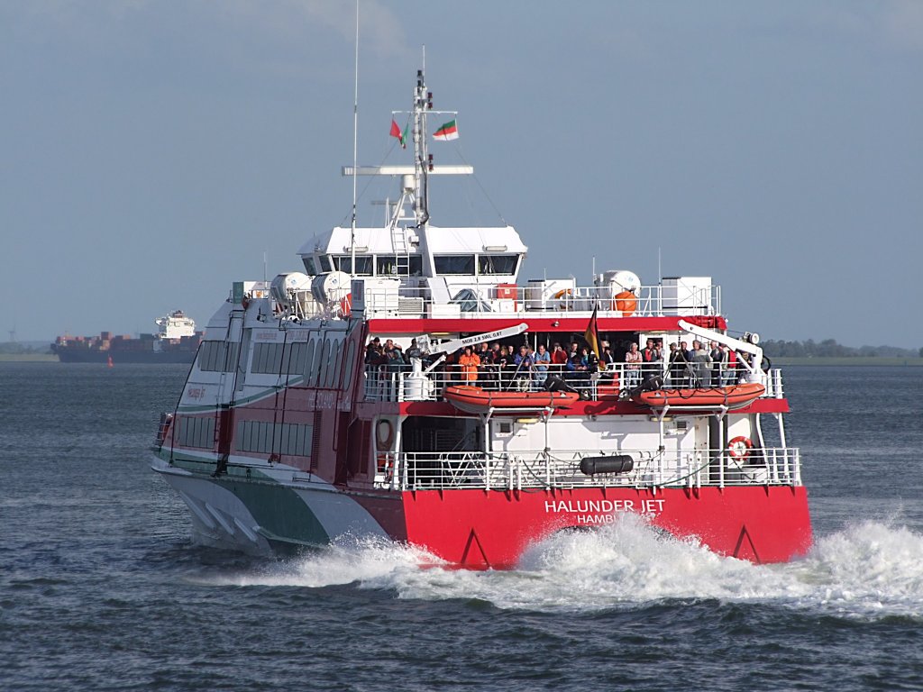 Halunder-Jet(IMO-9281671;L=51;B=12mtr) sprudelt  sich aus dem Hafen Cuxhaven Richtung Hamburg;090827