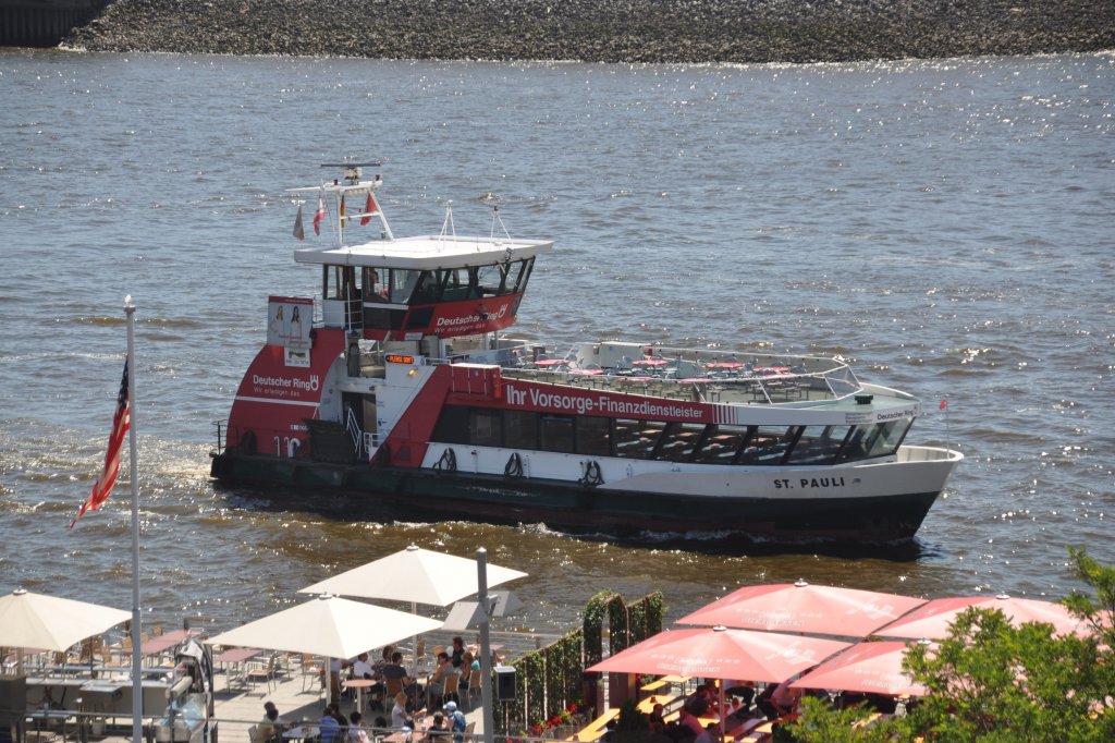 HAMBURG, 03.06.2011, Fahrgastschiff St.Pauli an den Landungsbrücken