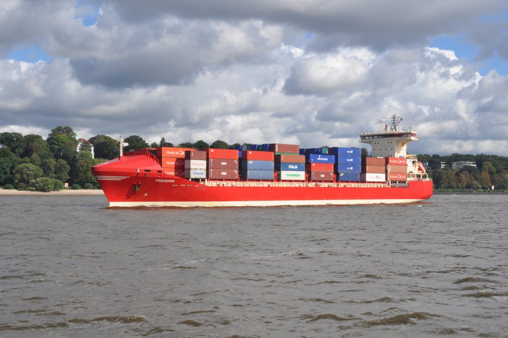 HAMBURG, 19.09.2012, Containerschiff Frederik unter maltesischer Flagge in Richtung Elbmündung