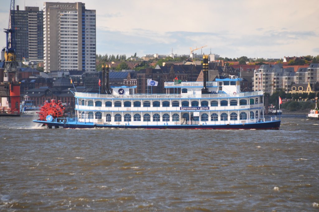 HAMBURG, 19.09.2012, MS Louisiana Star hält auf die Landungsbrücken zu