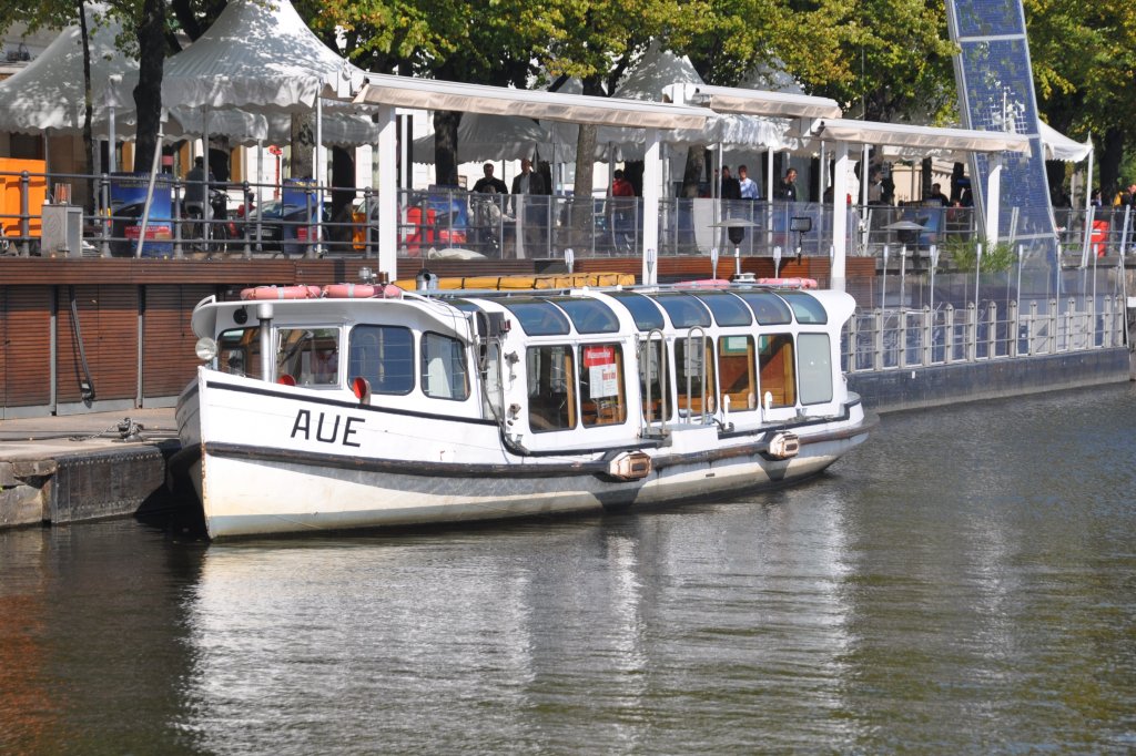 HAMBURG, 20.09.2012, Alster dampfer  Aue am Anleger Neuer Jungfernstieg vor dem Hotel Vier Jahreszeiten