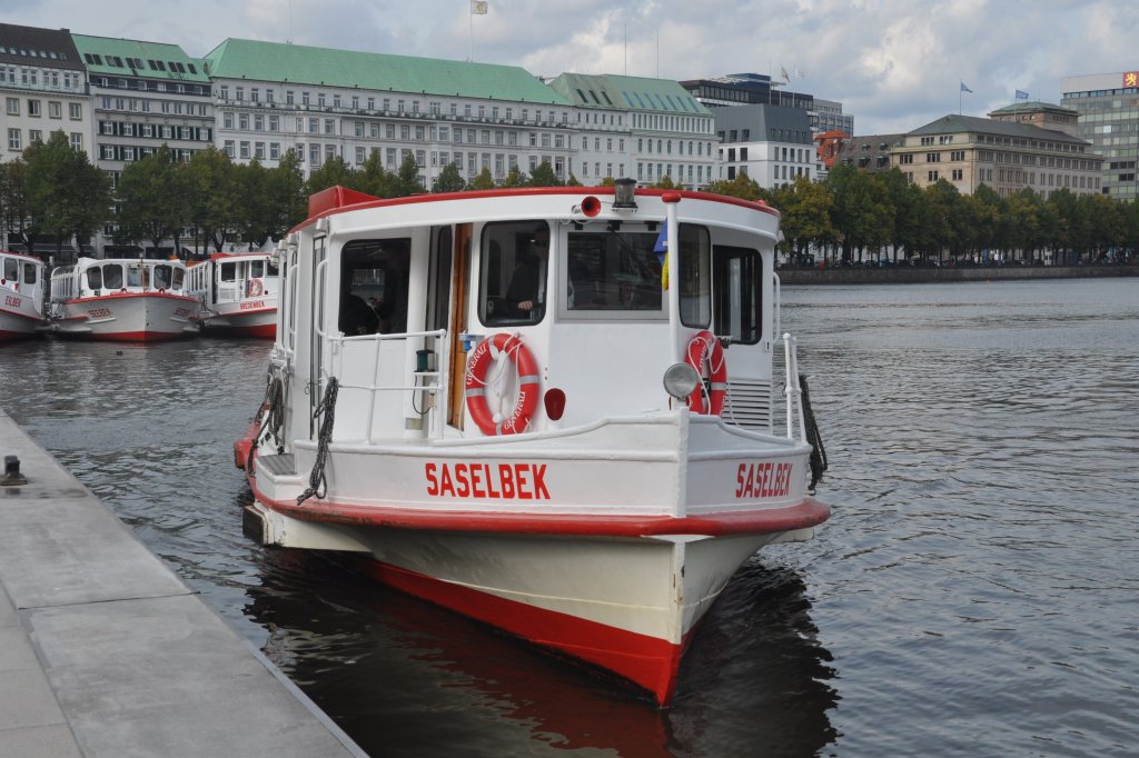 HAMBURG, 20.09.2012, Fahrgastschiff Saselbek fährt den Anleger Jungfernstieg an